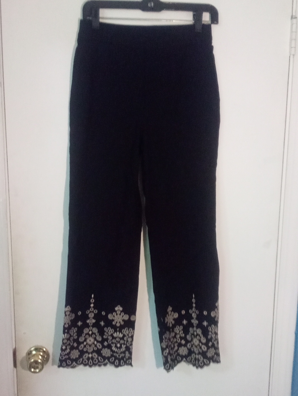 Wynne Collection In Black Embroidered Hem Size 2 New NWOT Wide Leg Crop